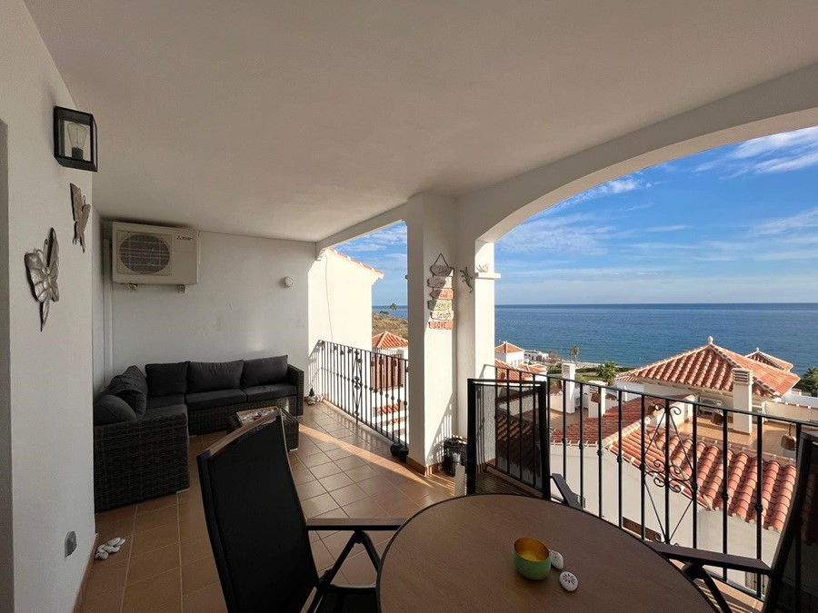 Dos apartamentos situados uno debajo del otro con preciosas vistas al mar, piscina comunitaria y plaza de garaje en El Peñoncillo, Torrox