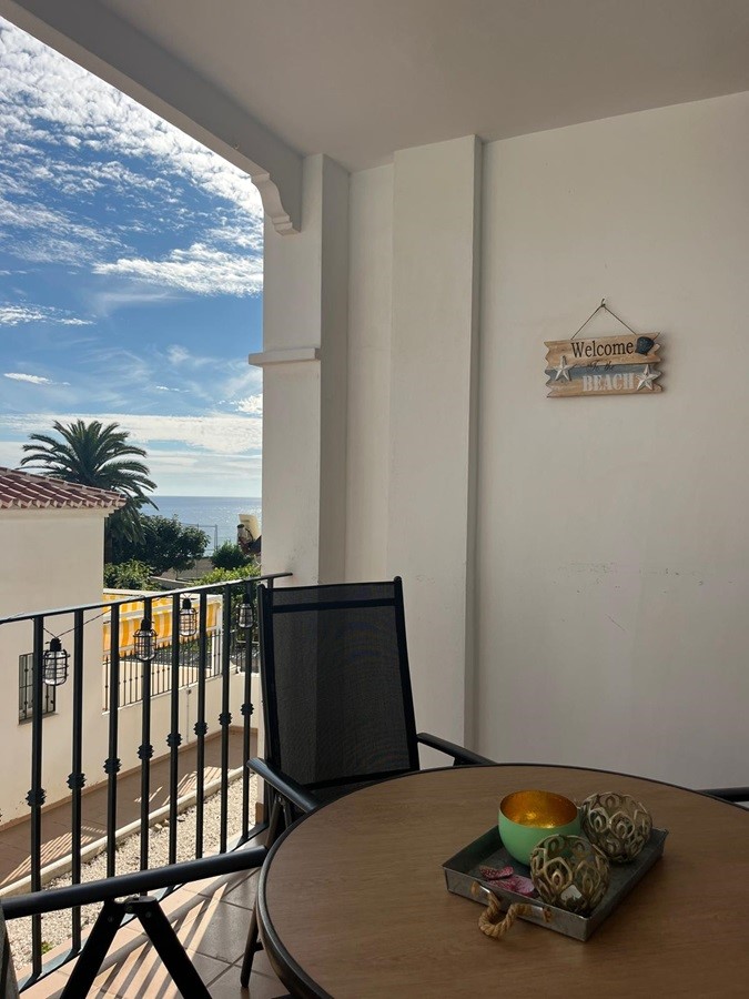 Dos apartamentos situados uno debajo del otro con preciosas vistas al mar, piscina comunitaria y plaza de garaje en El Peñoncillo, Torrox