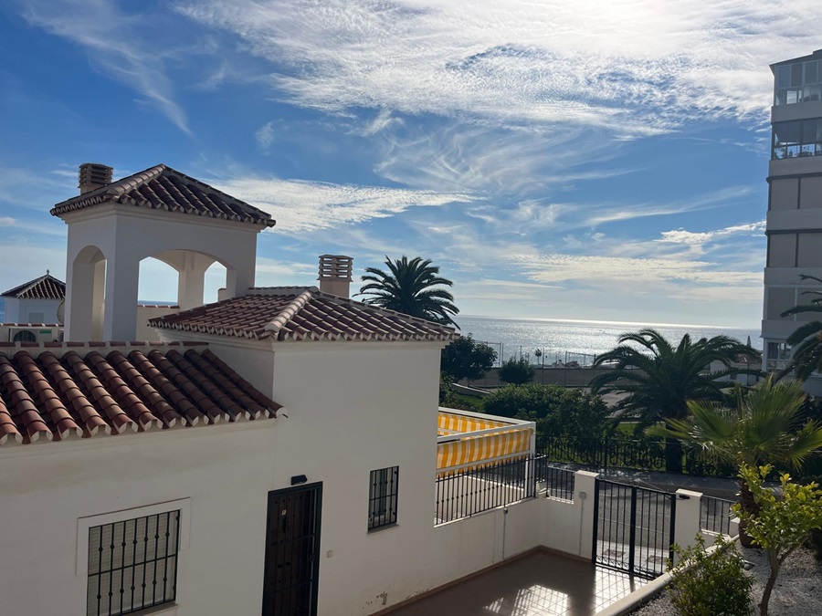 Zwei untereinander liegende Wohnungen mit herrlichem Meerblick, Gemeinschaftspool und Garagenplatz in El Peñoncillo, Torrox