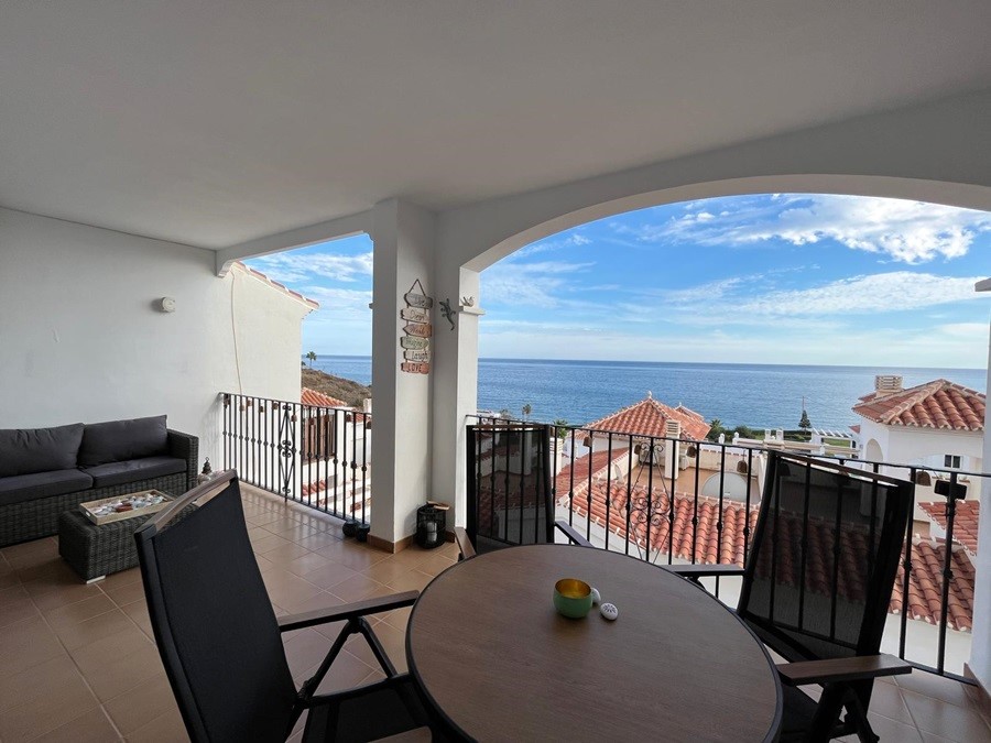 Dos apartamentos situados uno debajo del otro con preciosas vistas al mar, piscina comunitaria y plaza de garaje en El Peñoncillo, Torrox