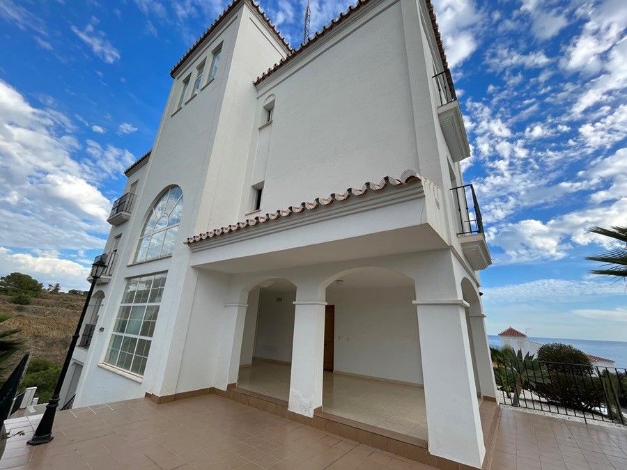 Dos apartamentos situados uno debajo del otro con preciosas vistas al mar, piscina comunitaria y plaza de garaje en El Peñoncillo, Torrox