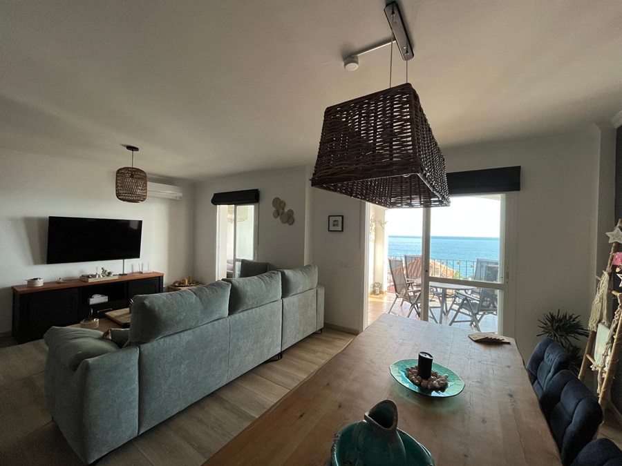 Dos apartamentos situados uno debajo del otro con preciosas vistas al mar, piscina comunitaria y plaza de garaje en El Peñoncillo, Torrox