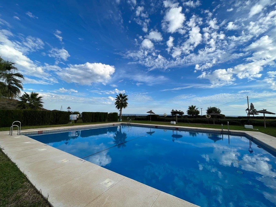 Two apartments located below each other with beautiful sea views, communal pool and garage space in El Peñoncillo, Torrox