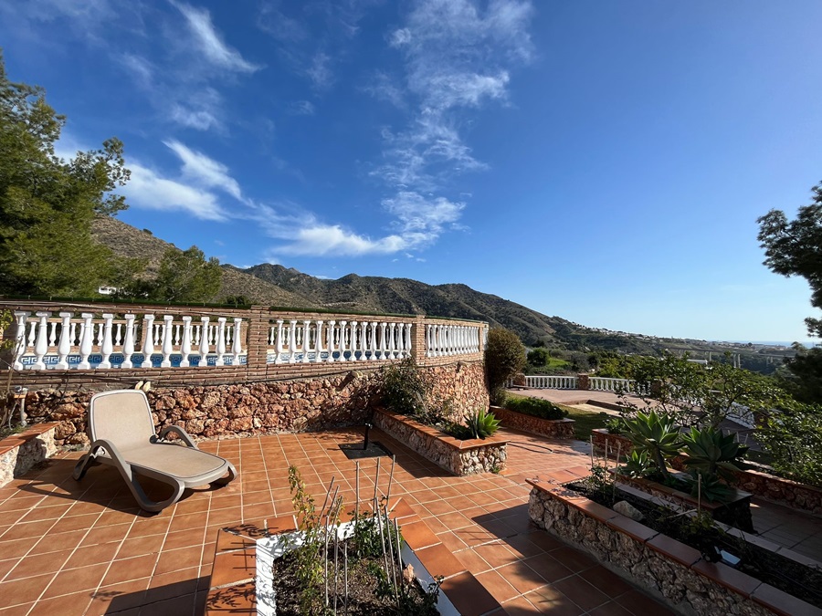 Villa de ensueño con piscina privada e increíbles vistas al mar en Los Almachares en Nerja.