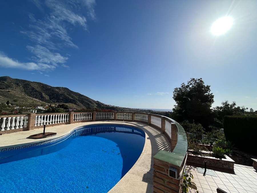 Villa de ensueño con piscina privada e increíbles vistas al mar en Los Almachares en Nerja.