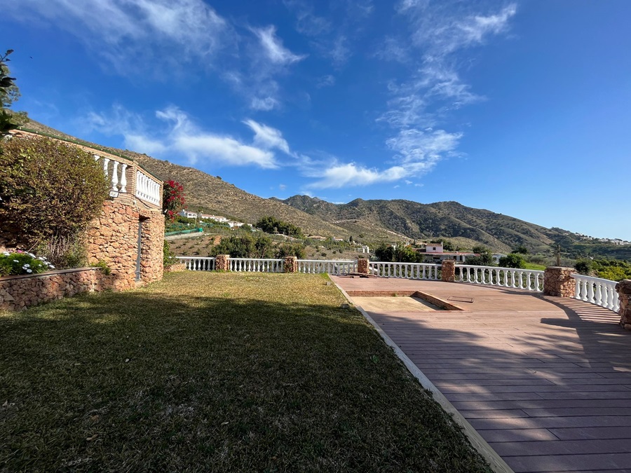 Villa de ensueño con piscina privada e increíbles vistas al mar en Los Almachares en Nerja.