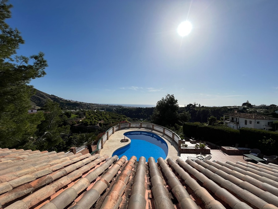 Villa de ensueño con piscina privada e increíbles vistas al mar en Los Almachares en Nerja.