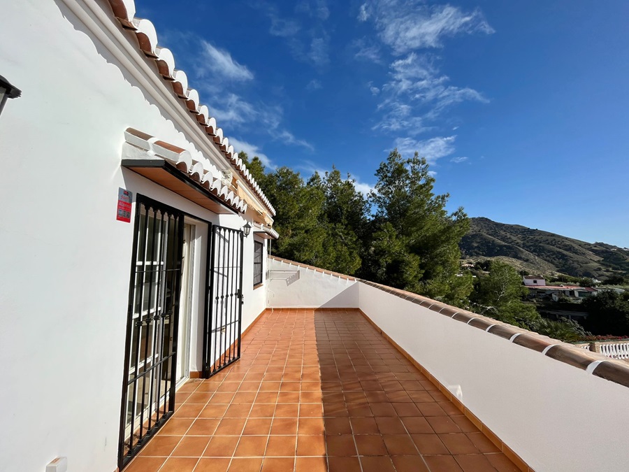 Villa de ensueño con piscina privada e increíbles vistas al mar en Los Almachares en Nerja.