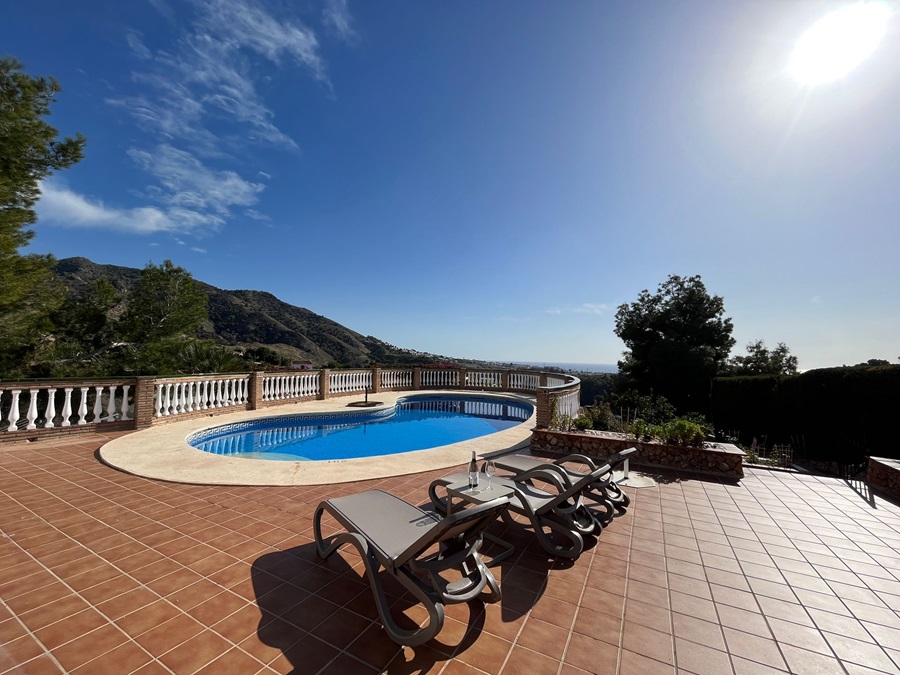 Villa de ensueño con piscina privada e increíbles vistas al mar en Los Almachares en Nerja.