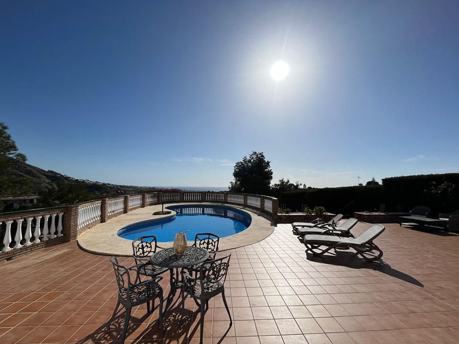 Villa de ensueño con piscina privada e increíbles vistas al mar en Los Almachares en Nerja.