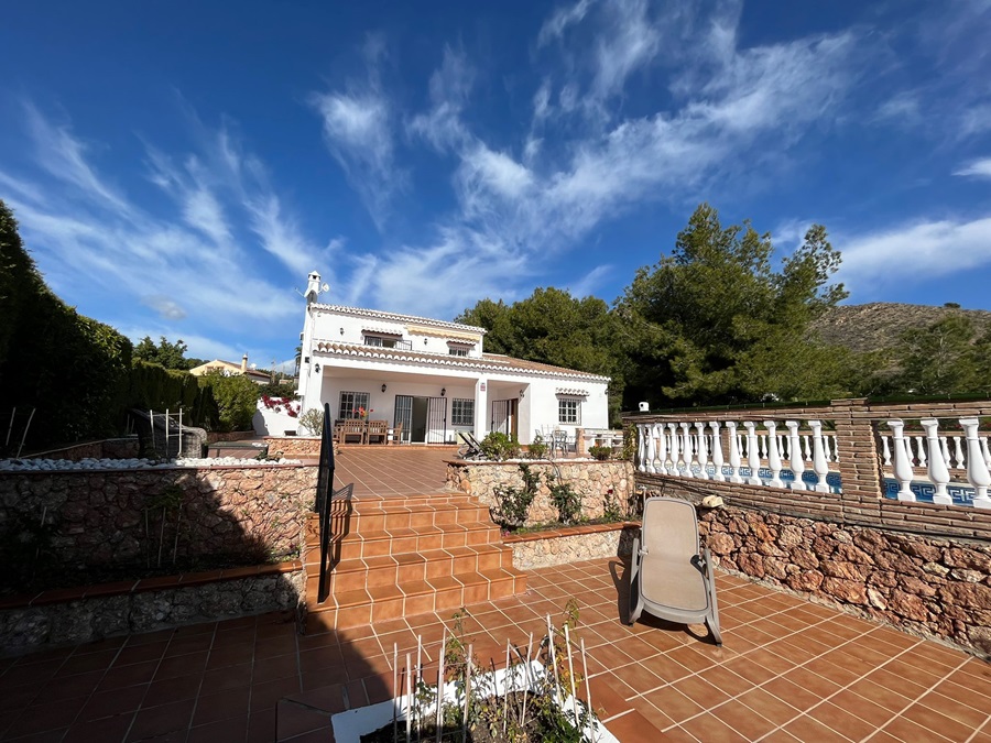 Villa de ensueño con piscina privada e increíbles vistas al mar en Los Almachares en Nerja.