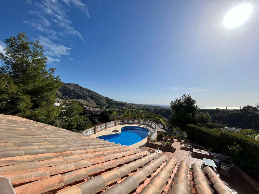 Villa de ensueño con piscina privada e increíbles vistas al mar en Los Almachares en Nerja.