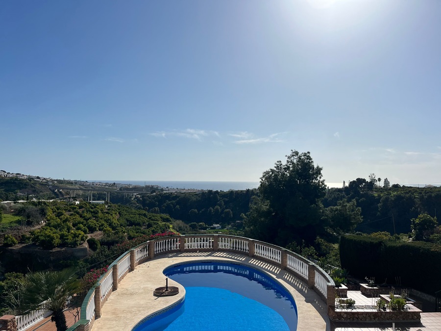 Villa de ensueño con piscina privada e increíbles vistas al mar en Los Almachares en Nerja.