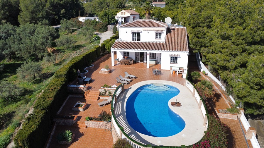 Villa de ensueño con piscina privada e increíbles vistas al mar en Los Almachares en Nerja.