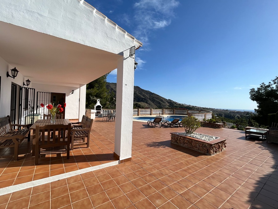 Villa de ensueño con piscina privada e increíbles vistas al mar en Los Almachares en Nerja.