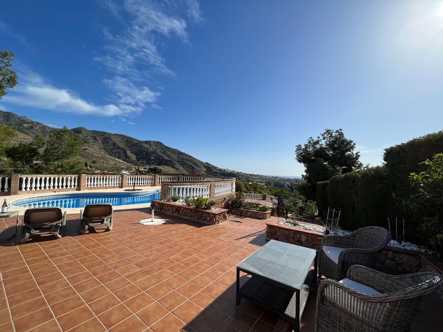 Villa de ensueño con piscina privada e increíbles vistas al mar en Los Almachares en Nerja.