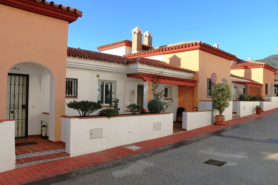 Moderne townhouse met 3 slaapkamers en ruime garage in de populaire wijk Burriana.