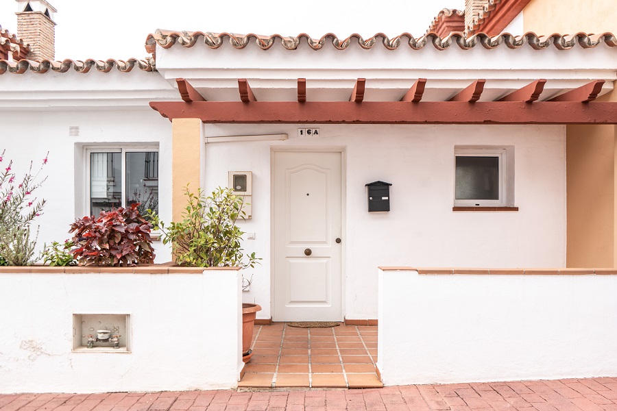 Moderne townhouse met 3 slaapkamers en ruime garage in de populaire wijk Burriana.