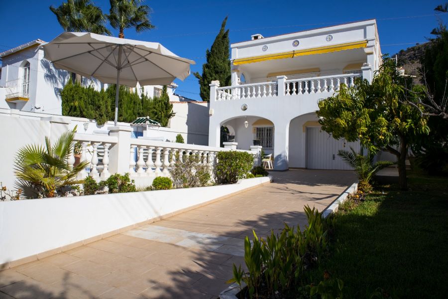 Casa independiente con piscina privada e increíbles vistas al mar en Maro, Nerja